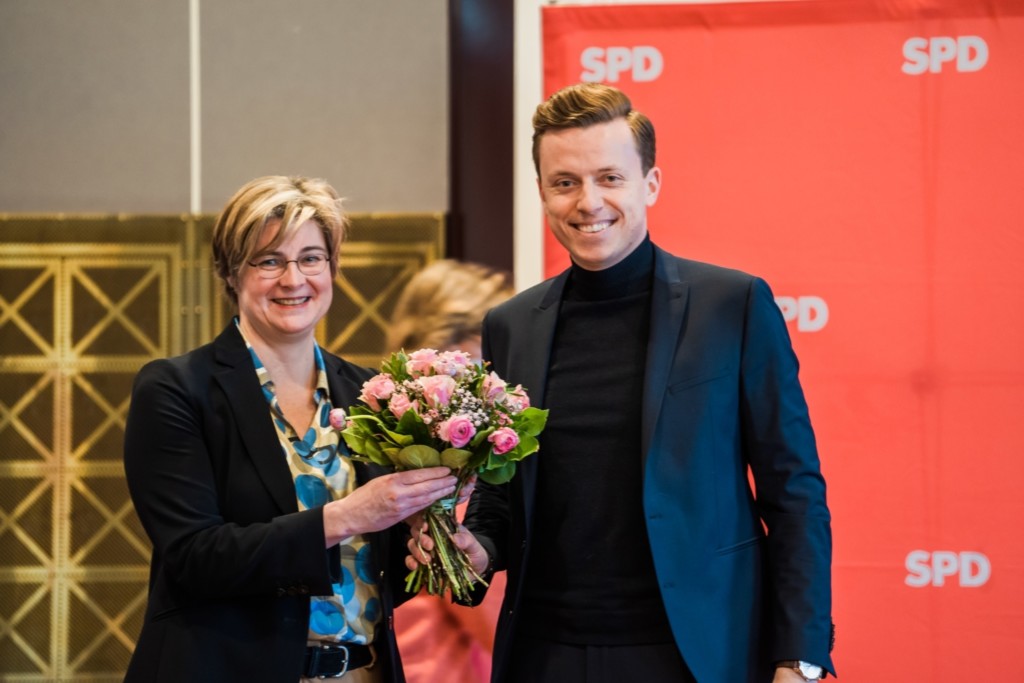 Adis Ahmetovic (MdB) gratuliert Thela Wernstedt zu ihrer Nominierung